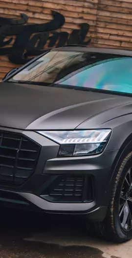 Оклеили Audi Q8 серым матовым полиуретаном, установили усиленные тормозные диски и колодки, окрасили суппорта, сделали антихром, произвели комплекс детейлинг-услуг